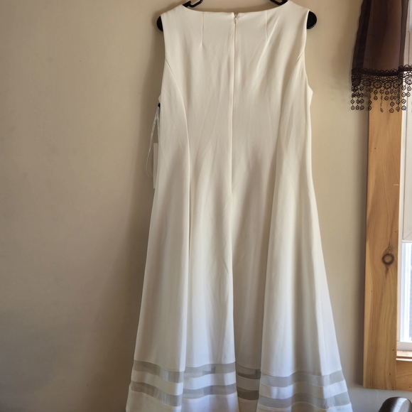 Elegant White Sleeveless Dress - Picture 5 of 5